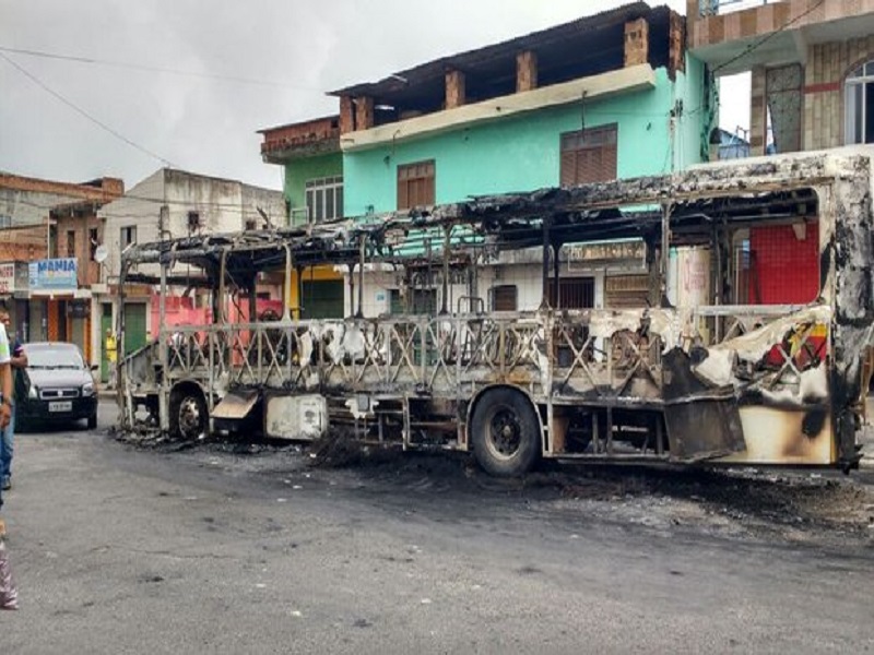 Grupo ateia fogo em ônibus no bairro de Coutos