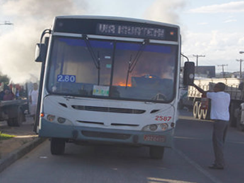 Grupo queima ônibus durante protesto por morte de jovem na BA-528