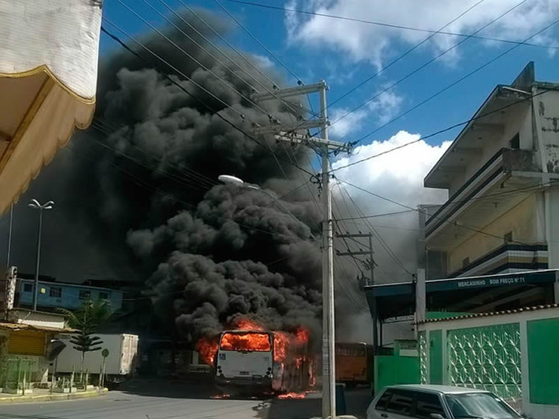 Manifestantes ateiam fogo e apedrejam ônibus durante protesto em Paripe