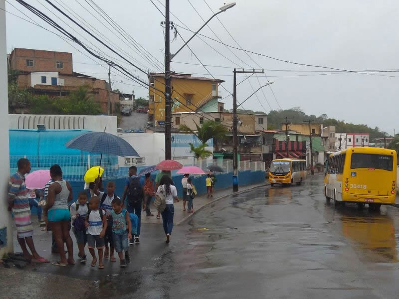 Moradores reclamam de ponto de ônibus sem abrigo em São Tomé de Paripe