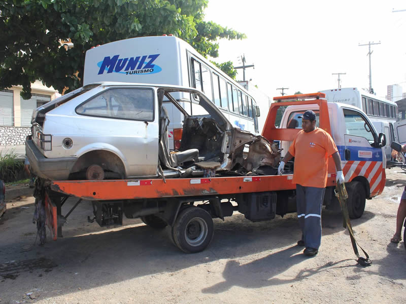 Sucatas de veículos abandonadas na Suburbana serão retiradas nesta terça-feira
