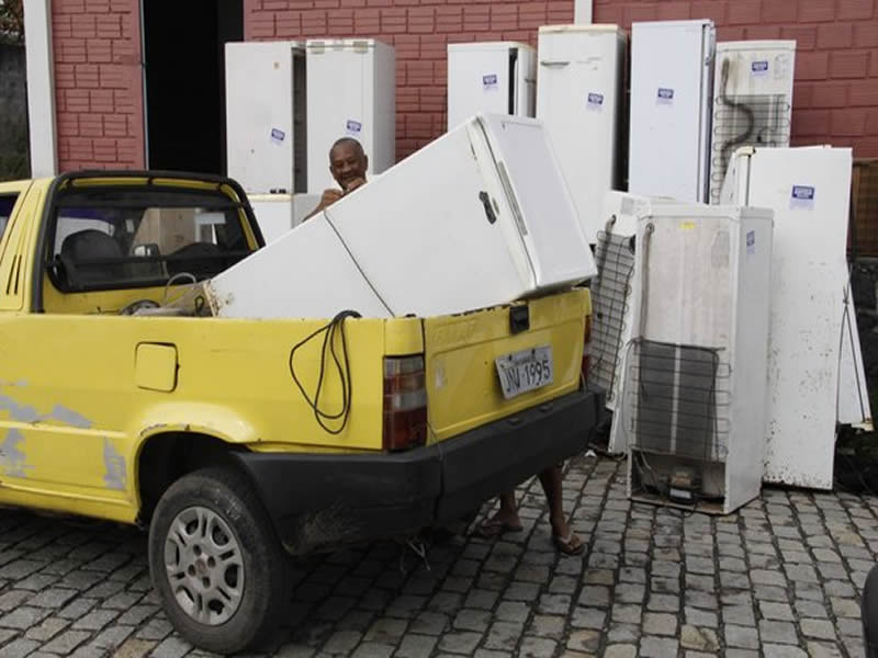Projeto da Coelba promove troca de geladeira antiga por outra nova