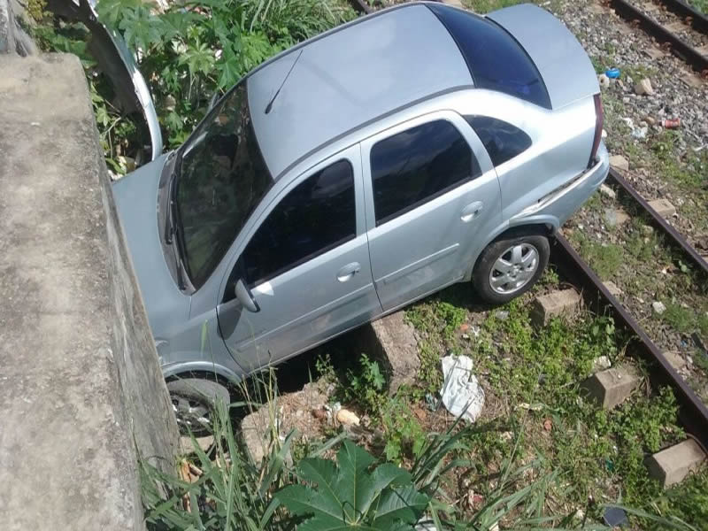 Carro cai na linha do trem em Plataforma